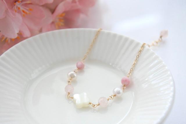14kgf Cloverブレスレット〜モルガナイトと２種のシェルとパールの華奢ブレス｜◇Morganite◇｜４月誕生石1枚目の画像